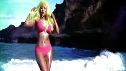 Uma rapariga magra que videos pornos americano faz sexo gorducho.